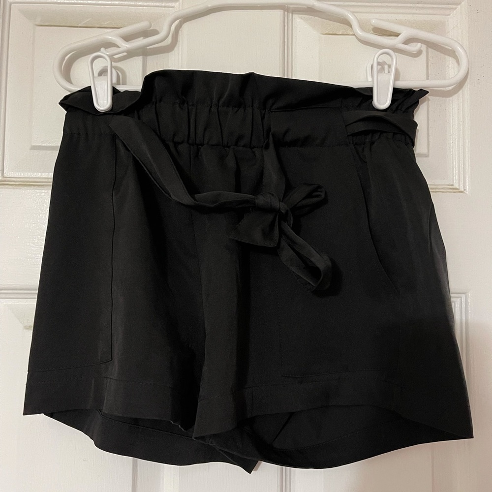 Black tie waste flowy shorts with pockets